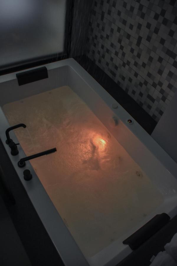 Dislocati Bnb - Jacuzzi Privata - Cucina - Tv60" - Minimal Luxury Marigliano Eksteriør billede