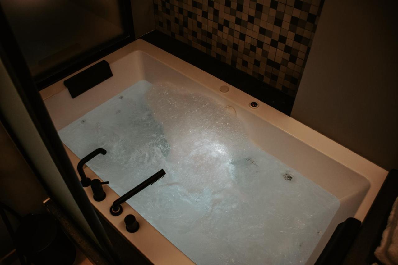 Dislocati Bnb - Jacuzzi Privata - Cucina - Tv60" - Minimal Luxury Marigliano Eksteriør billede