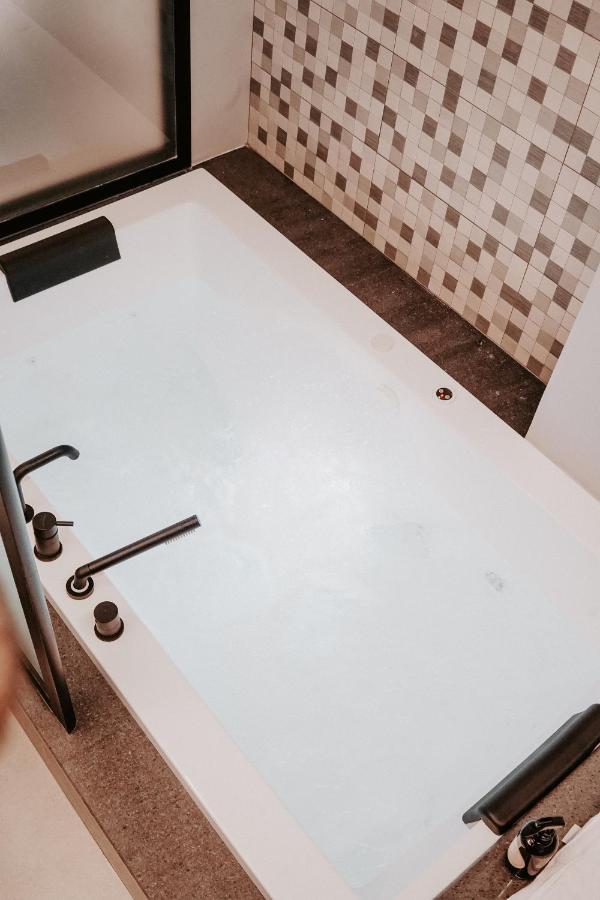 Dislocati Bnb - Jacuzzi Privata - Cucina - Tv60" - Minimal Luxury Marigliano Eksteriør billede