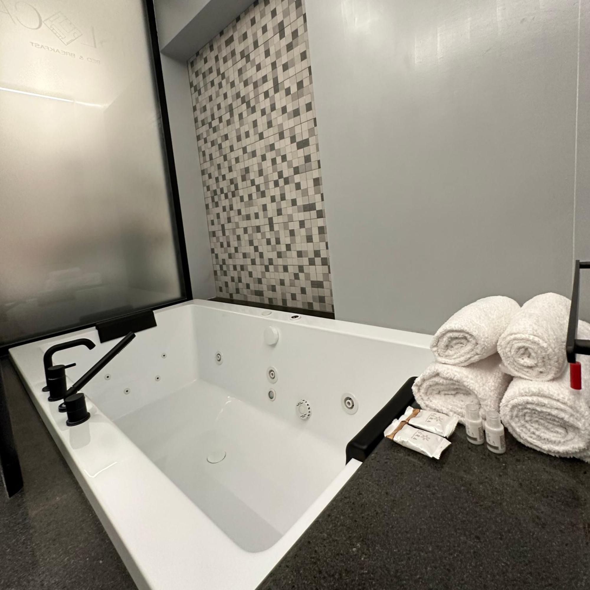 Dislocati Bnb - Jacuzzi Privata - Cucina - Tv60" - Minimal Luxury Marigliano Eksteriør billede